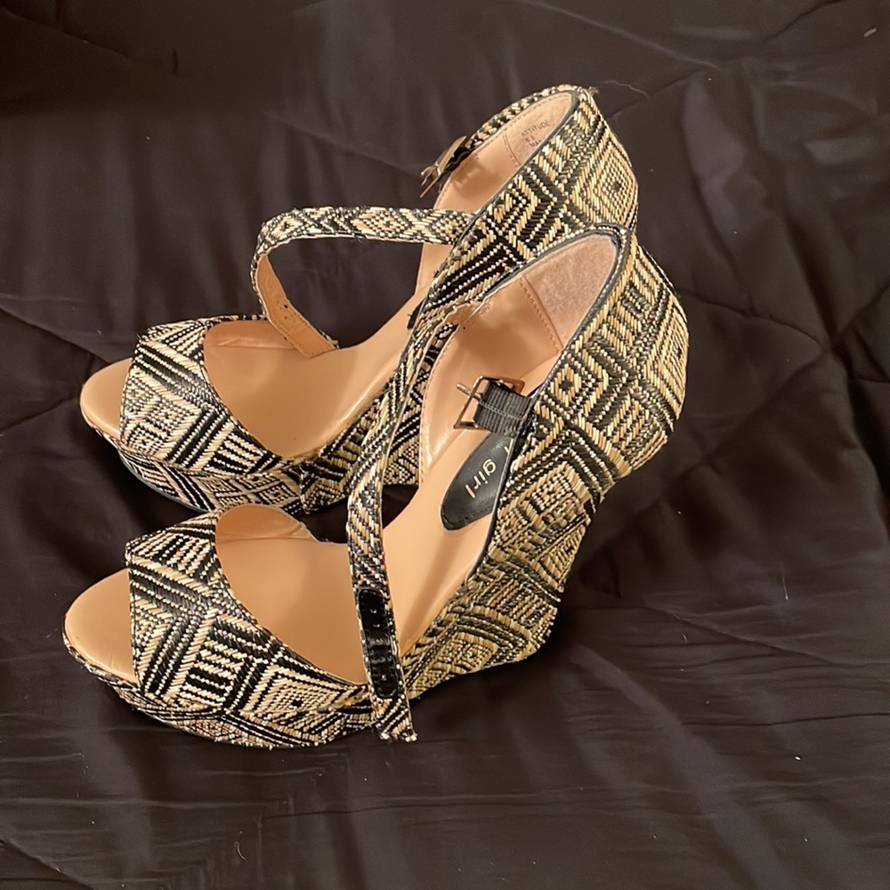 🔥Sale🔥Beautiful Natural and Black wedge 5” heels with ankle strap..like new